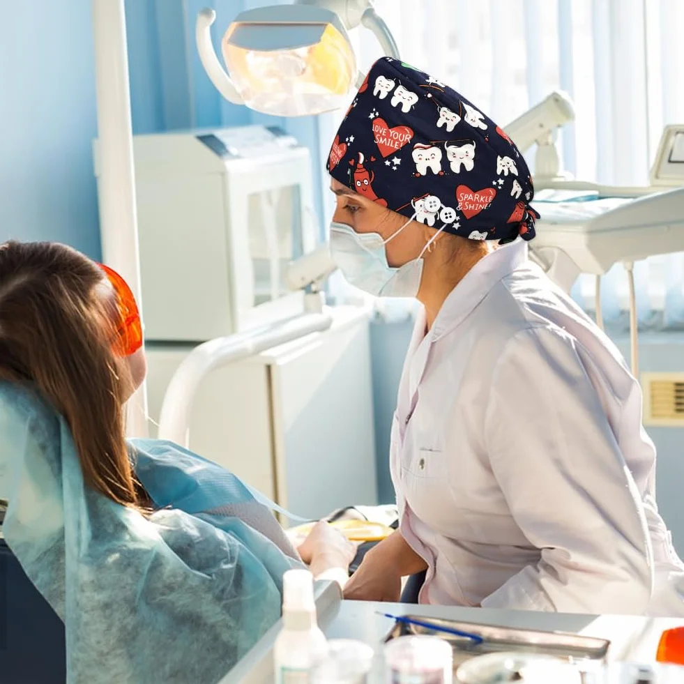 4 cappucci dentali per donne e uomini, regolabili, per dentisti, cappellini elastici da infermiera, cappelli da lavoro con bottone e fascia per il sudore