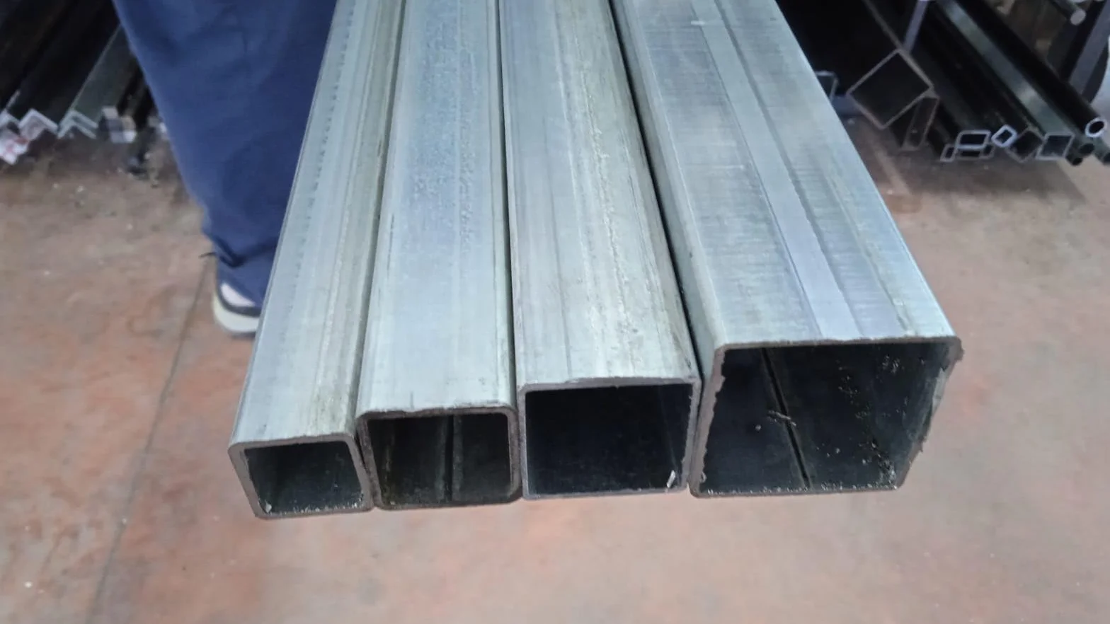tubolare quadrato scataloto in ferro ZINCATO lunga 1.5 METRI lega S235JR (Confezione 2 barre 40x40x2x1500 mm)